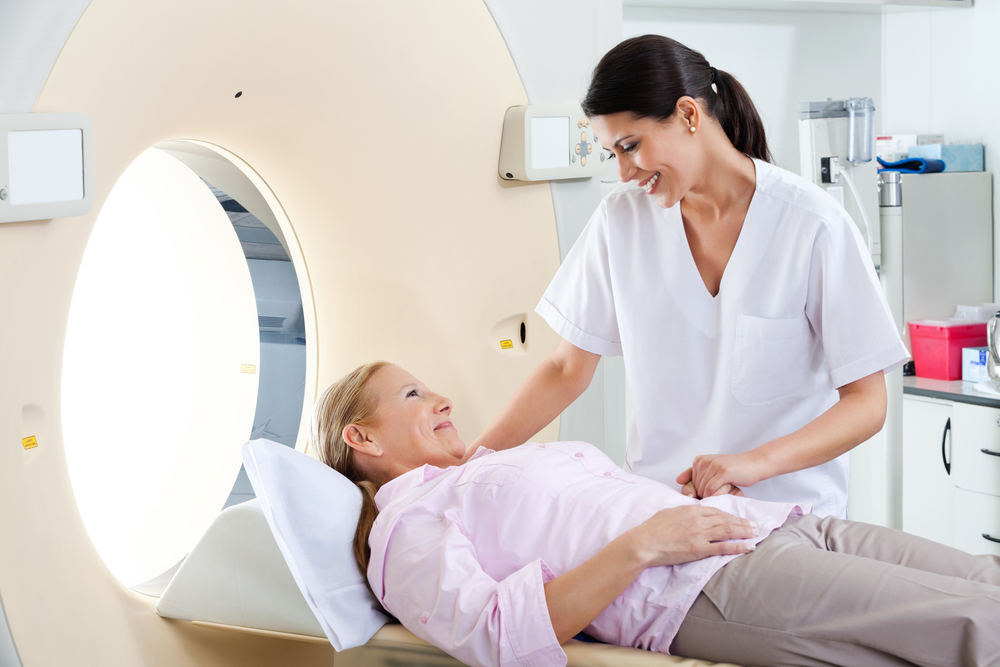 Обследование МРТ - больная и врачи