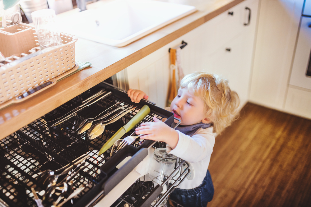 Безопасность ребенка в доме: кухня