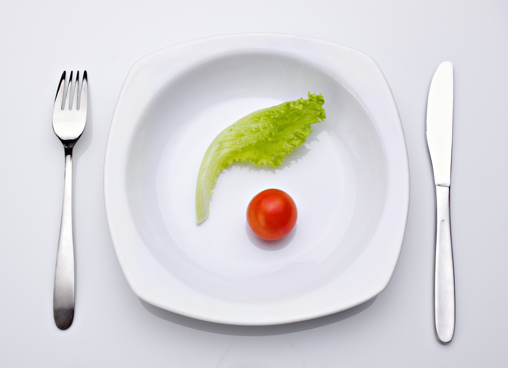 Строгая диета - белая тарелка на белом фоне