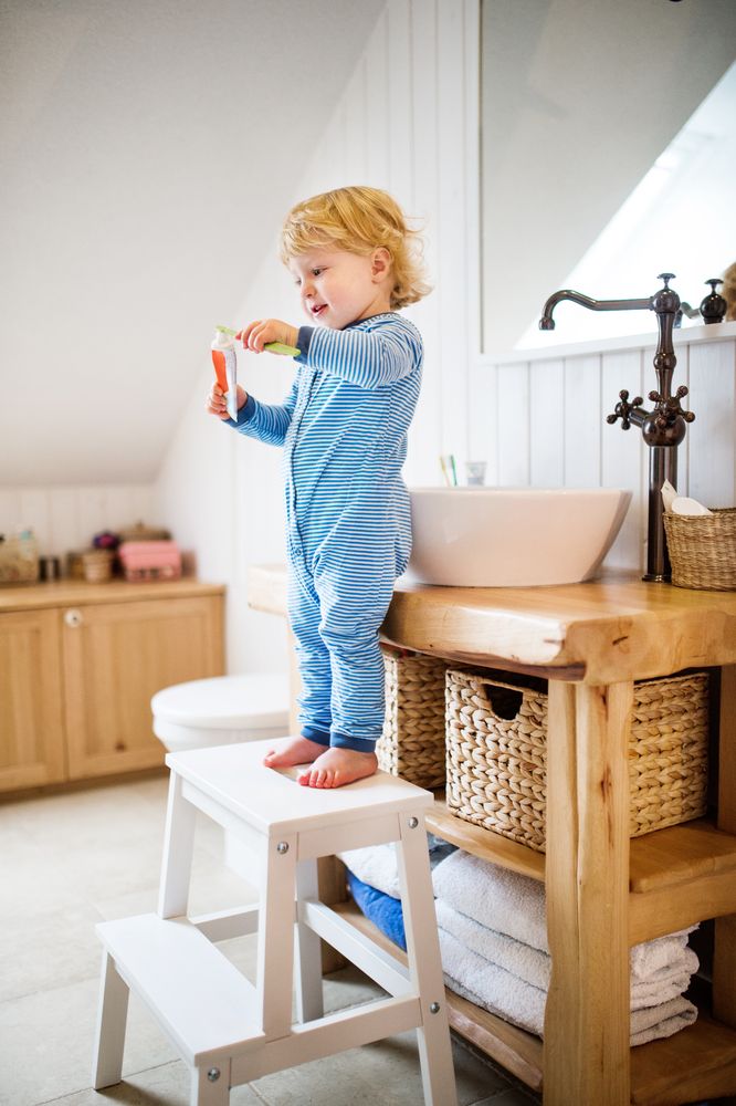 Дитина чистить зуби самостійно 