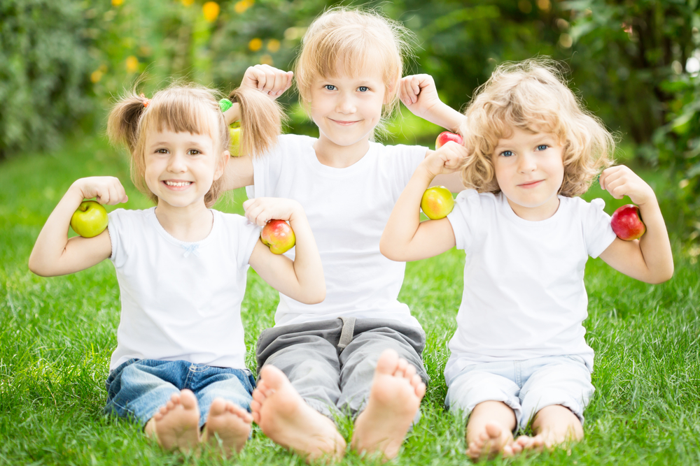 Діти грають з яблуками
