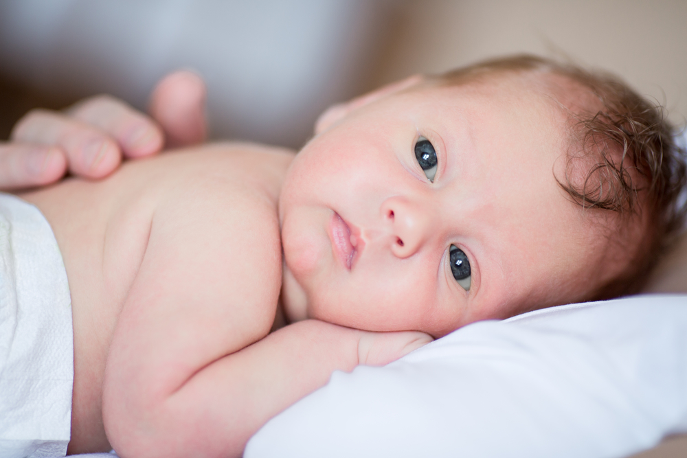 Младенец лежит - польза грудного молока