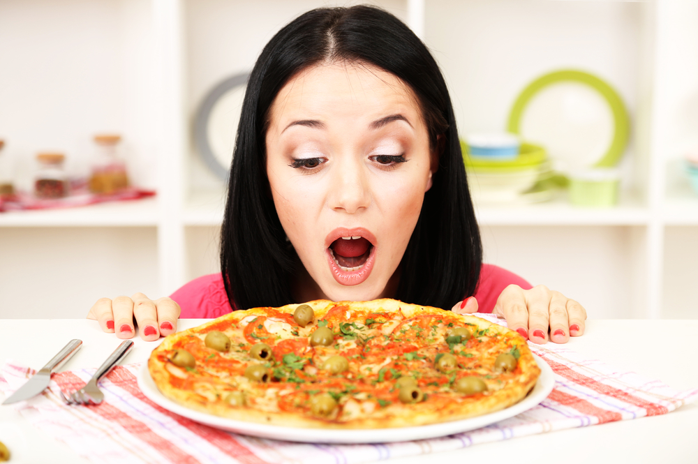 Женщина ест пиццу