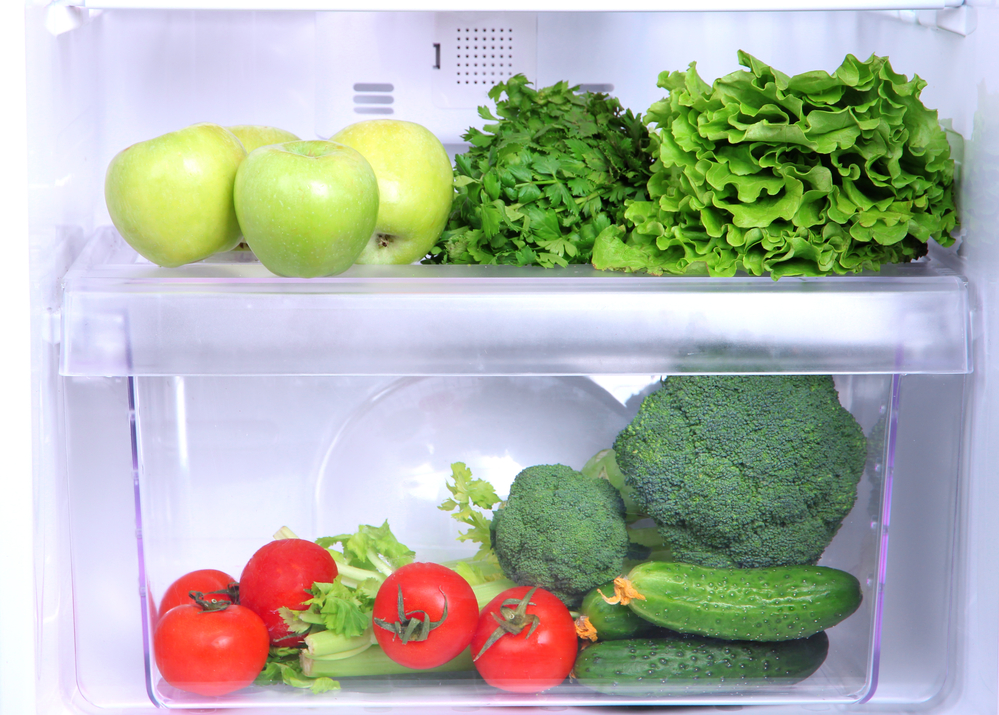 Поличка холодильника з овочами і фруктами