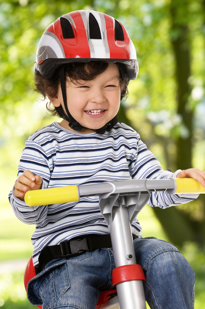 Ребенок в велосипедном шлеме