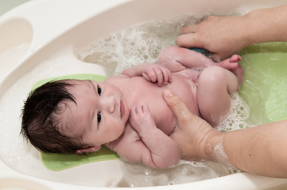 Купание малыша в ванночке