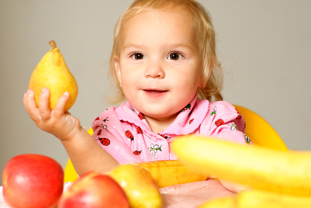 ​Дитина їсть фрукти