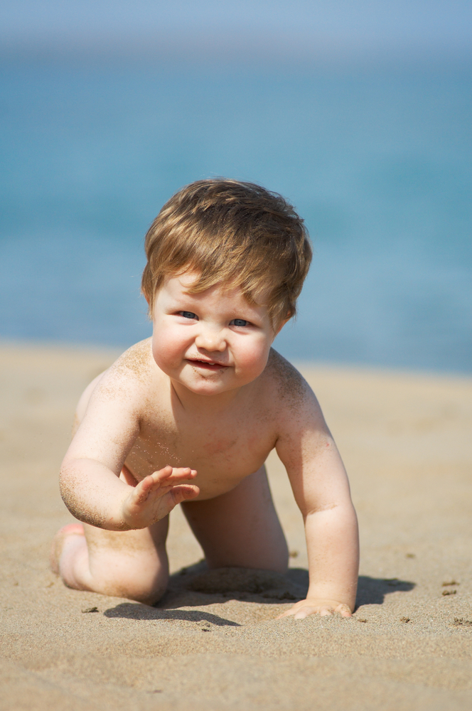 Дитина на пляжі