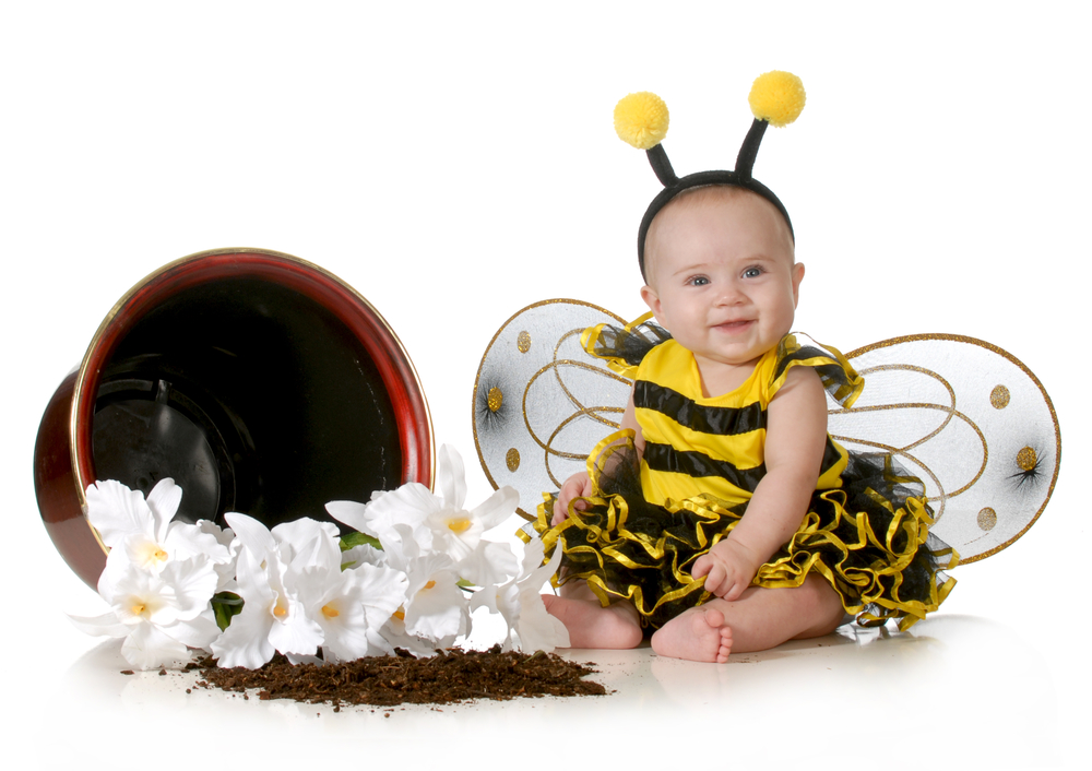 Ребенок в костюме пчелки