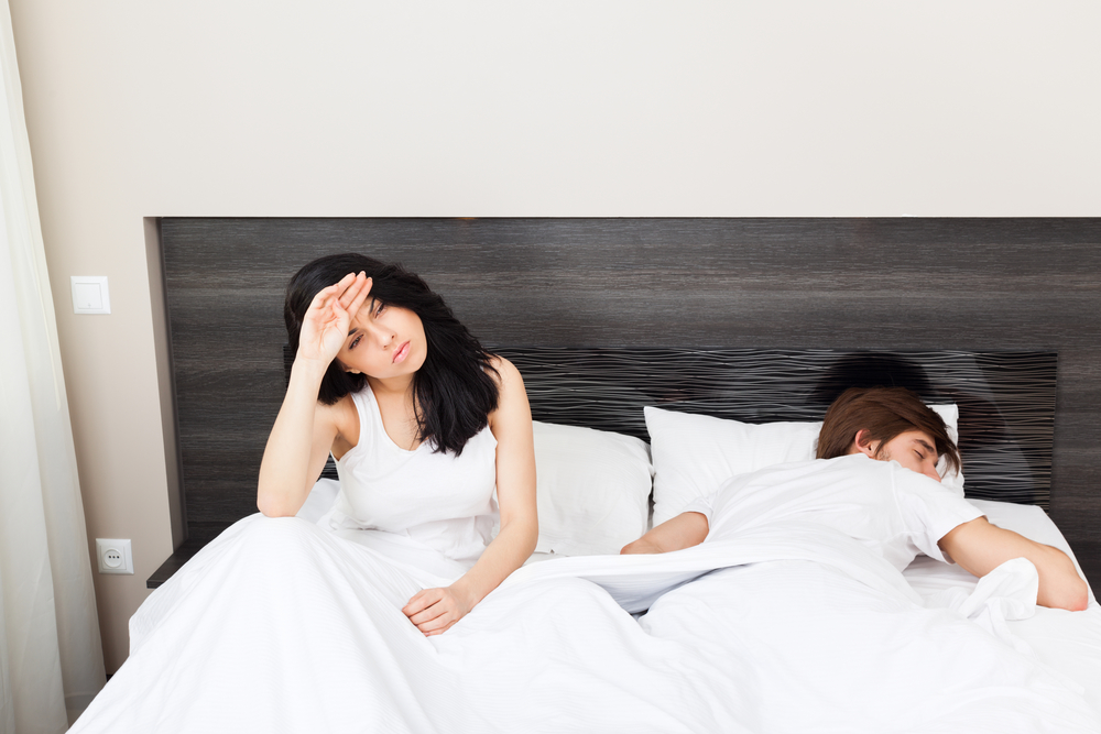 Несчастная женщина в постели с мужем