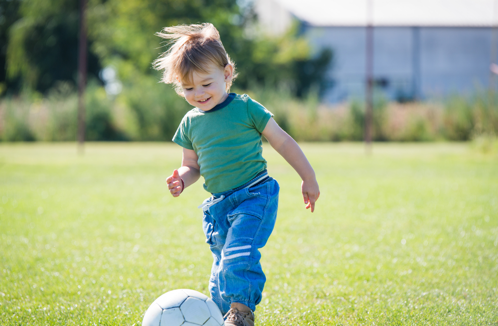 ​розвиток дитини - у 4 роки вміє вдарити по м'ячу