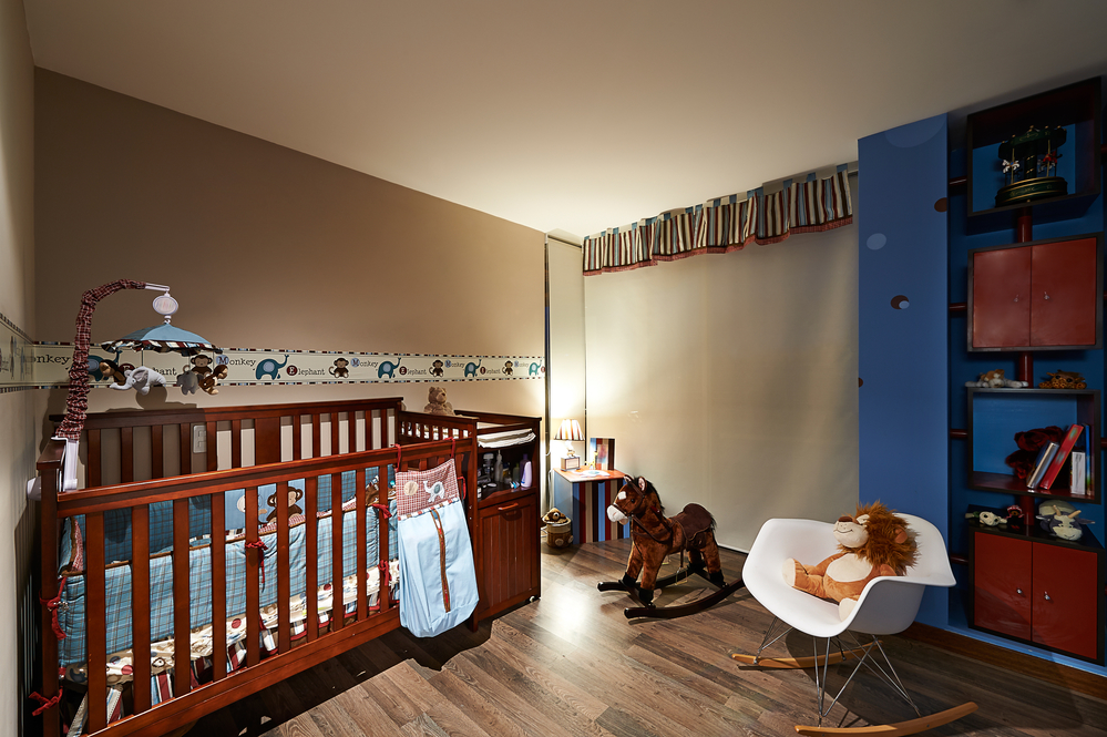 Ліжечко для немовляти в дитячій кімнаті