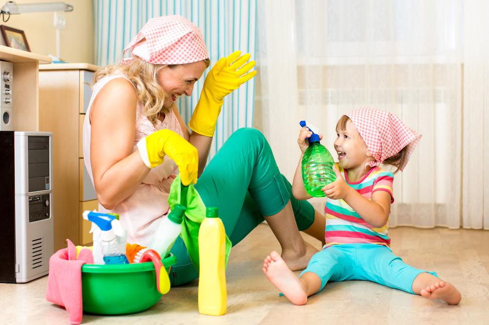 Мама с ребенком занимаются уборкой