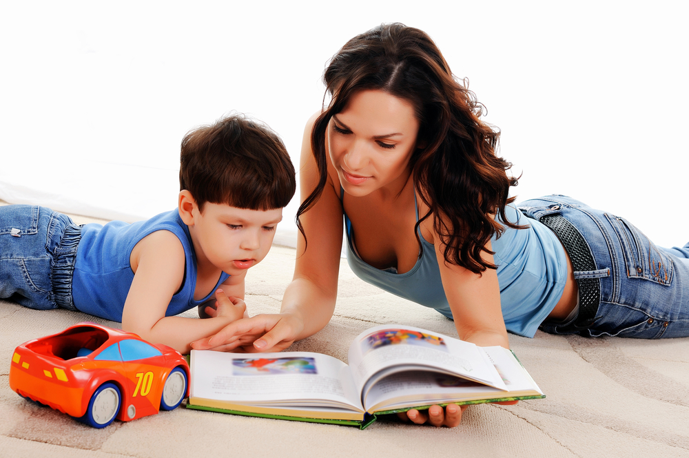 Мама с ребенком читают