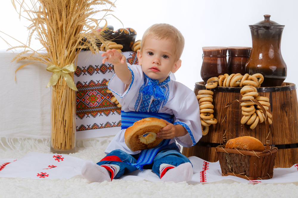 Малыш в украинском костюме