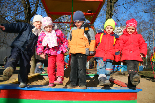 Дети в детском саду на улице