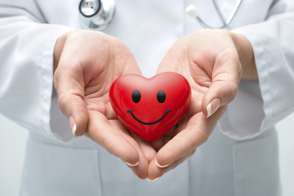 Лікар тримає серце - донорство