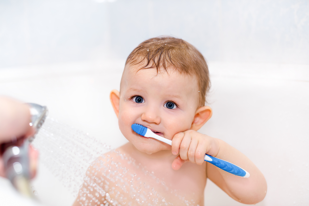 Малыш чистит зубы