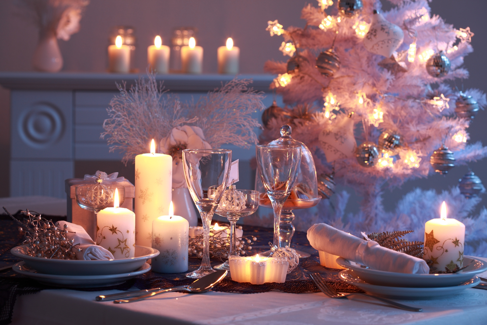Різдвяний стіл зі свічками