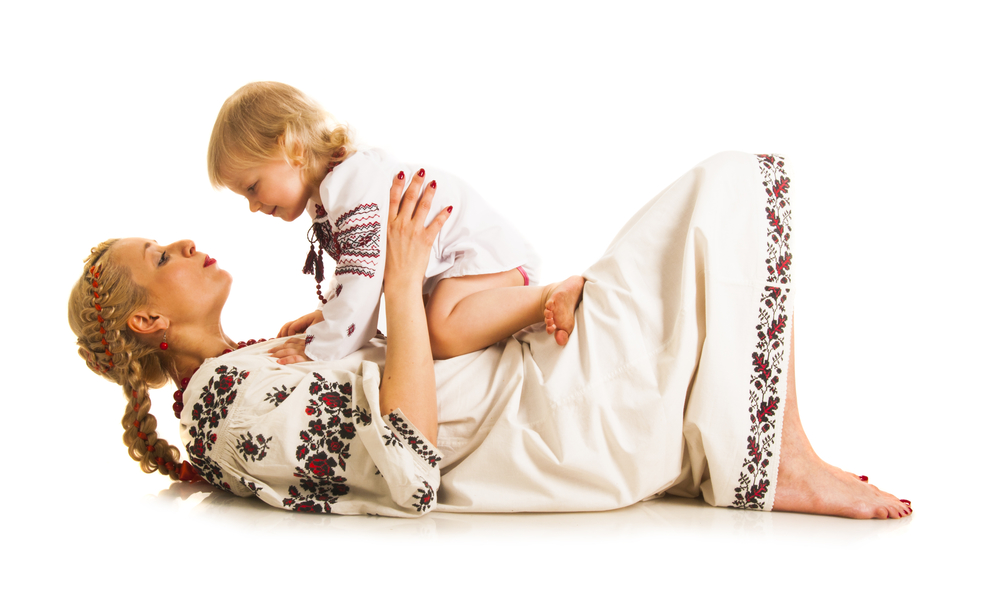 Мама і дитина граються в українських вишиванках