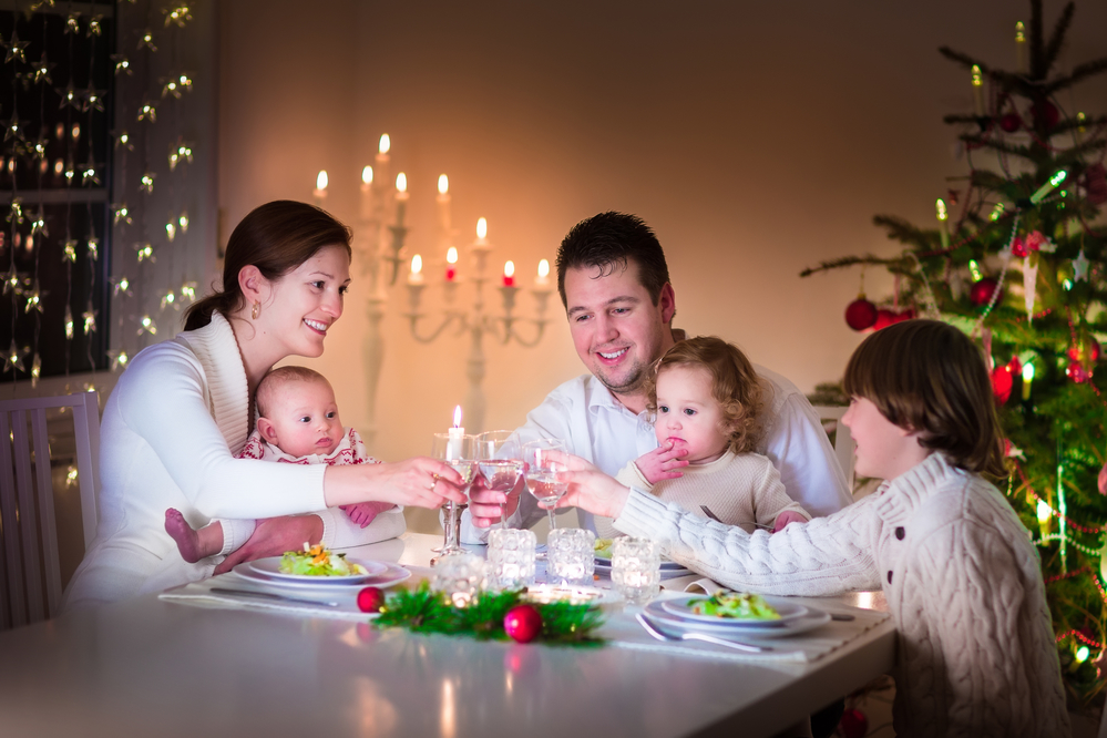 Семья с маленьким ребенком за рождественским столом
