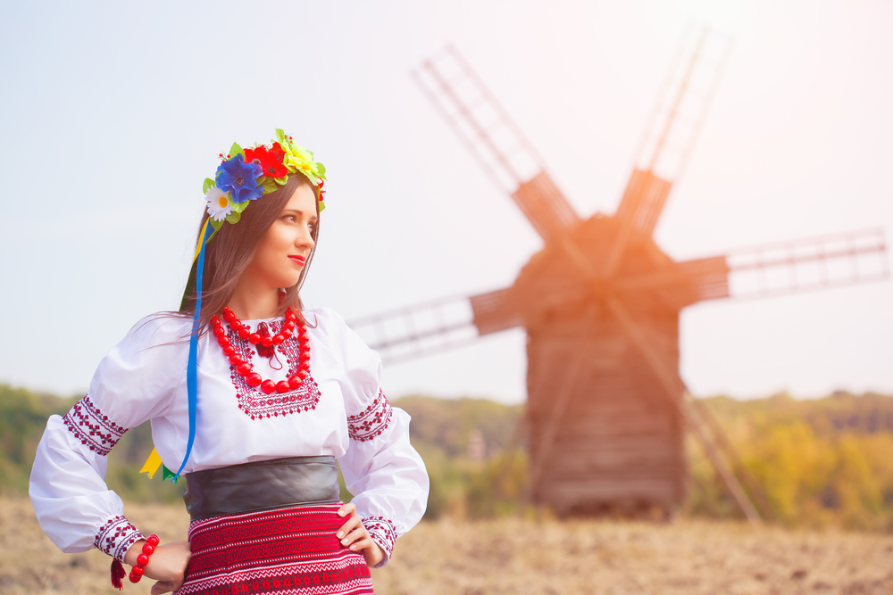  Молода українка у віночку і національному костюмі