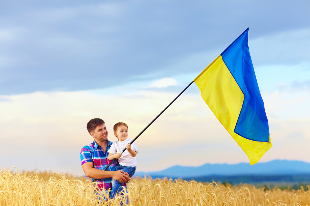 Отец и сын с флагом Украины