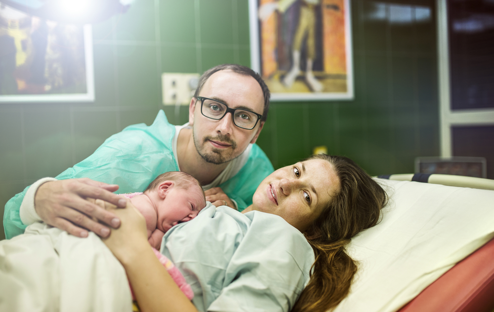 Мама с папой и новорожденным ребенком