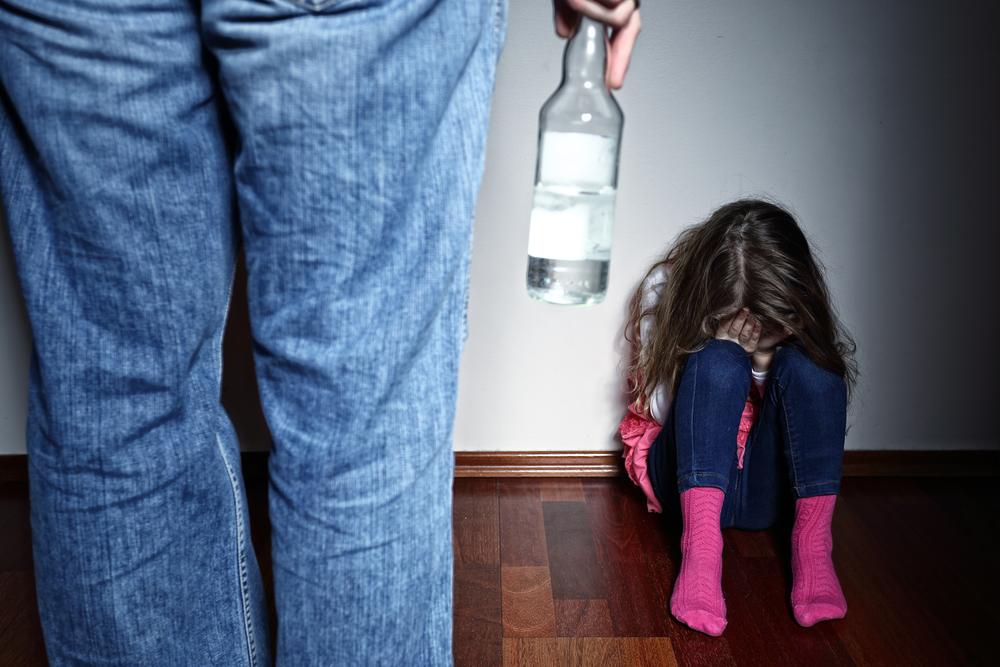 Пьяный отец ругает дочь