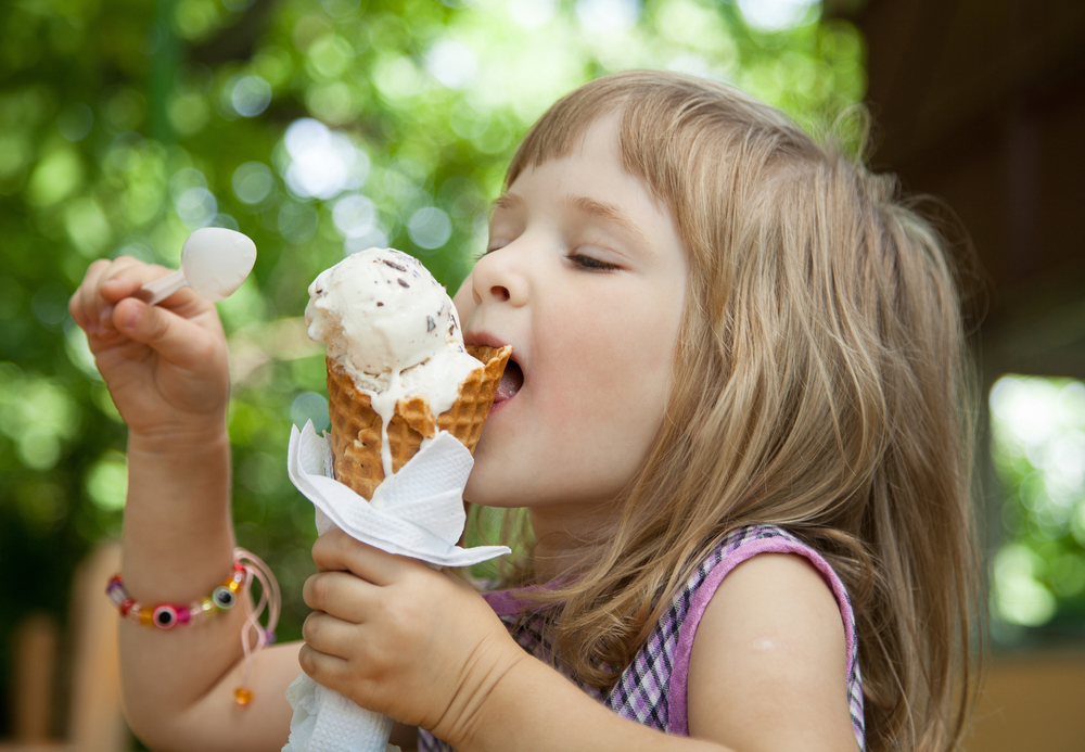 ребенок ест мороженое