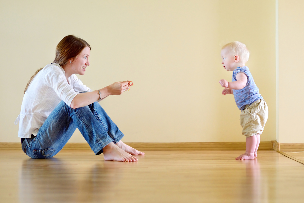 ​Як навчити дитину ходити - встановлювати зоровий контакт і кликати до себе