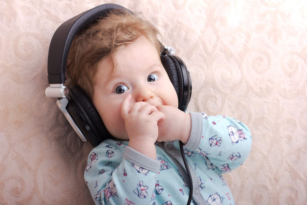 Малыш в наушниках: как проверить слух ребенка