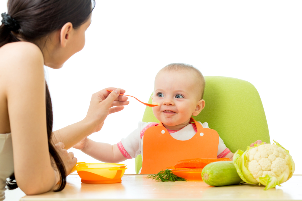 Мама кормит ребенка кабачковым супом-пюре