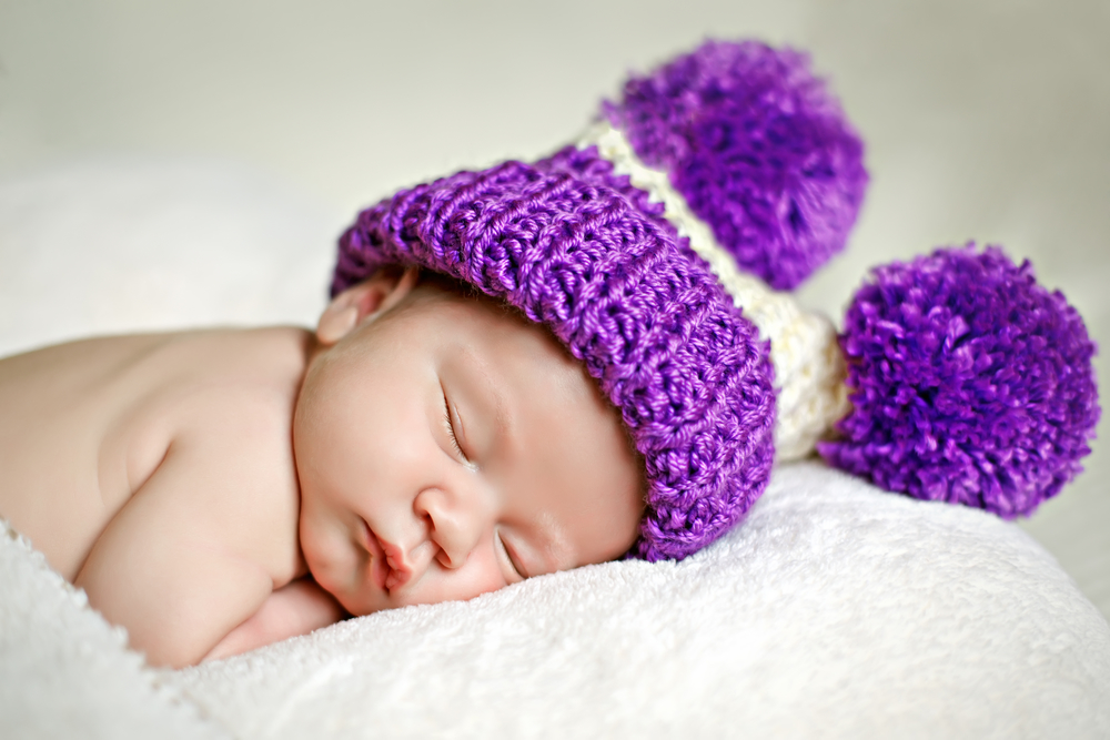 Новорожденный в красивой шапочке 
