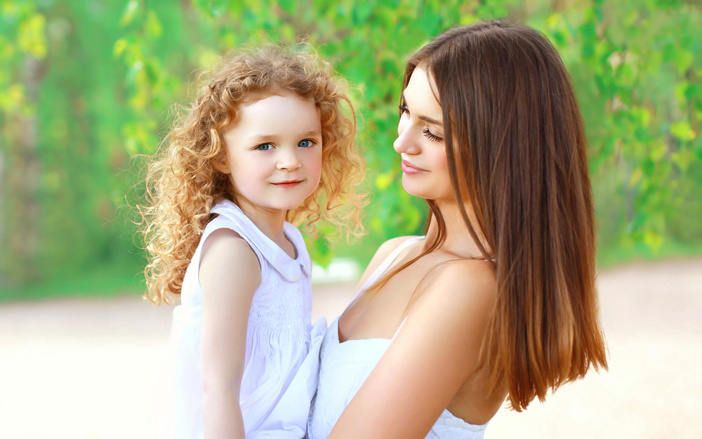 Мама с дочерью общается  - полезные для ребенка фразы