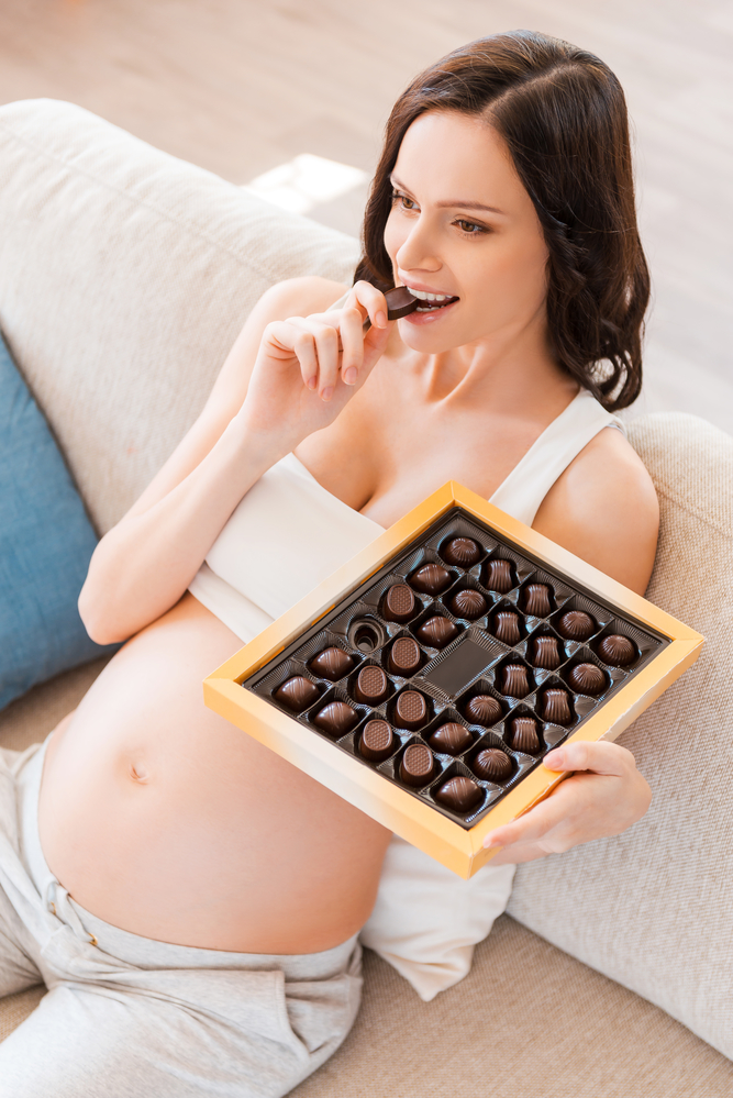 Беременная ест шоколад