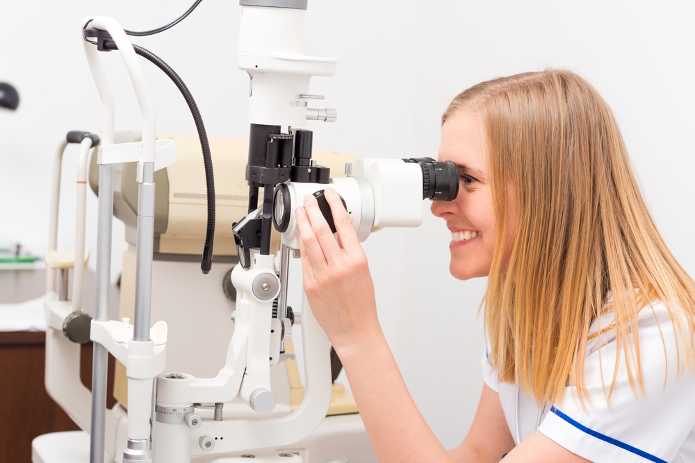 Жінка перевіряє очі на короткозорість у вагітної
