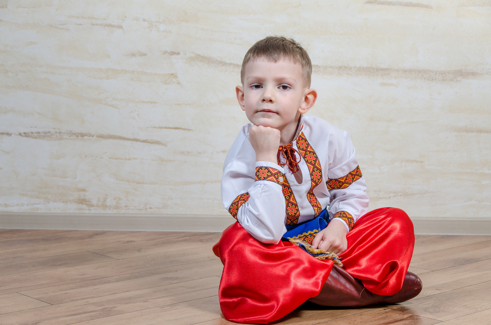 Хлопчик в українському костюмі