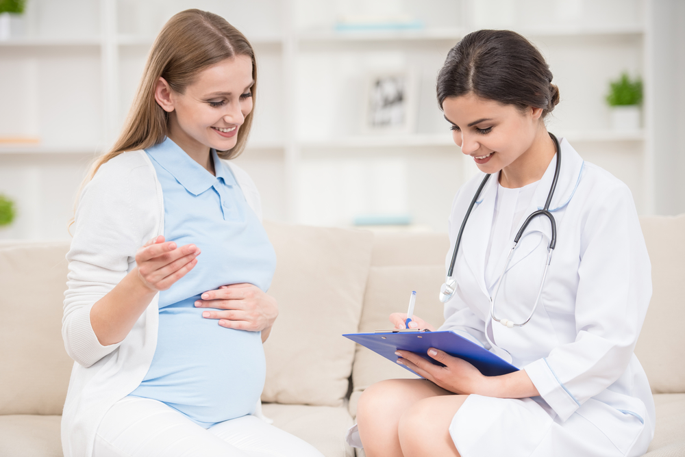 Лікар дає рекомендації вагітній