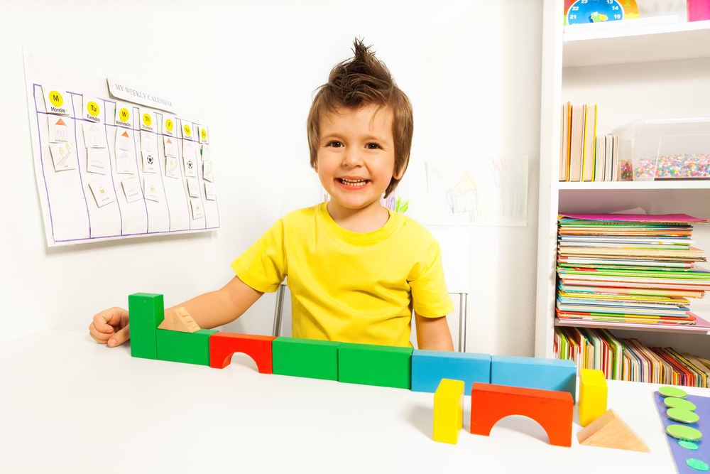 Ребенок играет с кубиками 