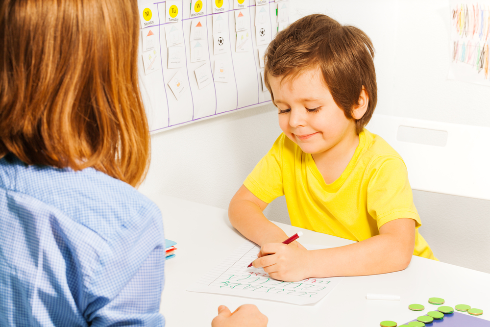 Дитина з аутизмом займається з учителем