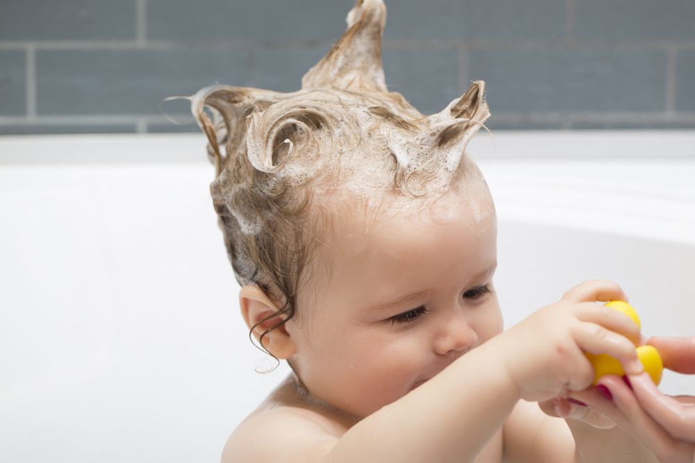 как помыть голову ребенку фото