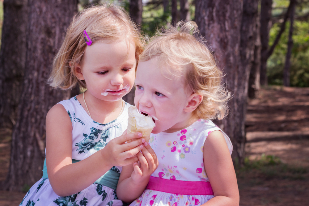 дети едят мороженое