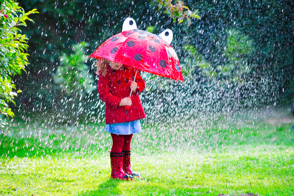 Дівчинка під парасолькою навесні