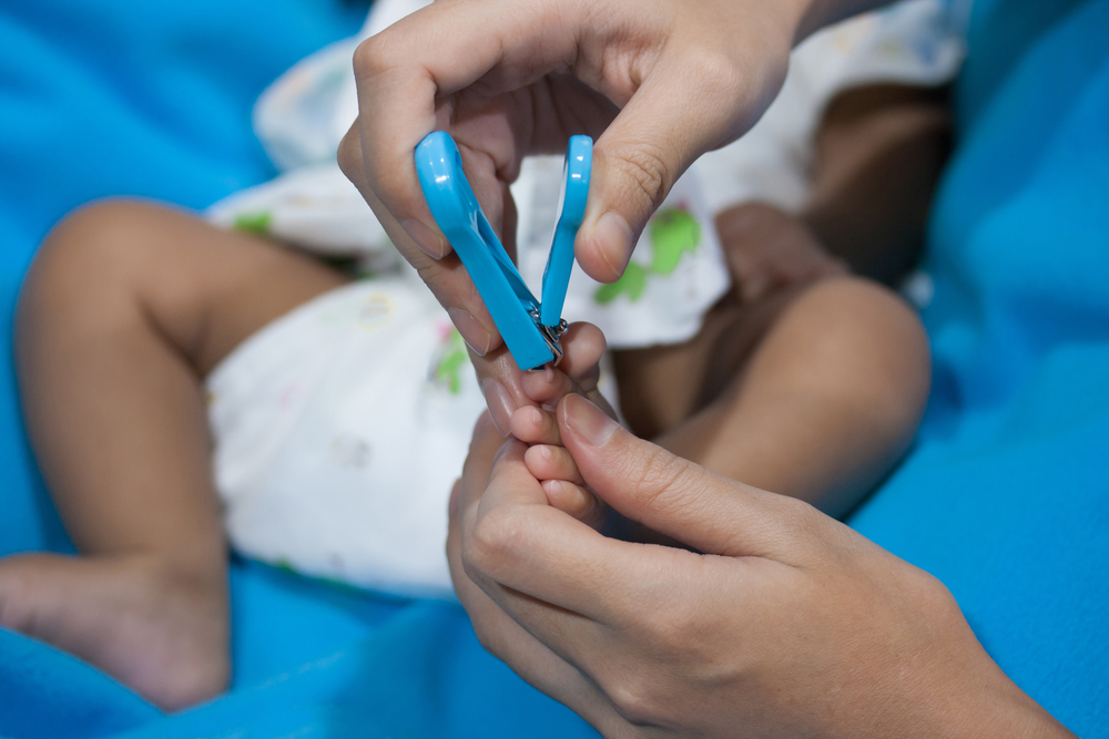 Обрезание ногтей у младенеца