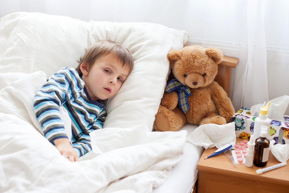 Заболевший ребенок лежит в постели