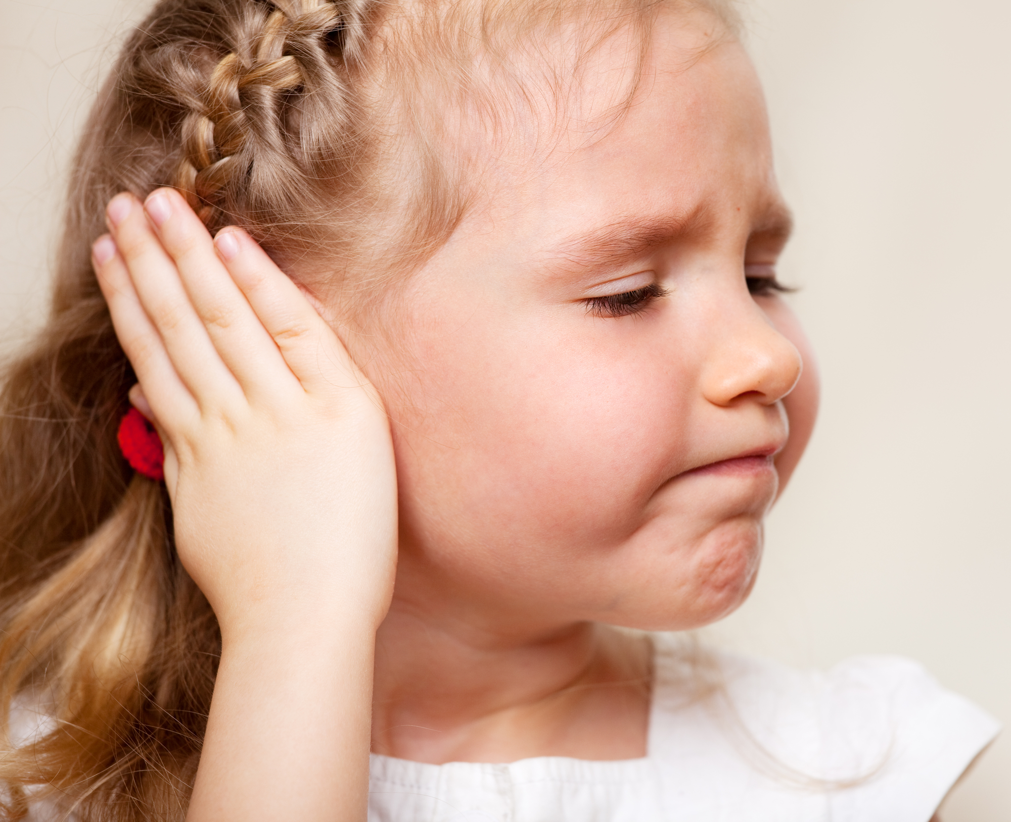 Що можна капати у вухо дитині?