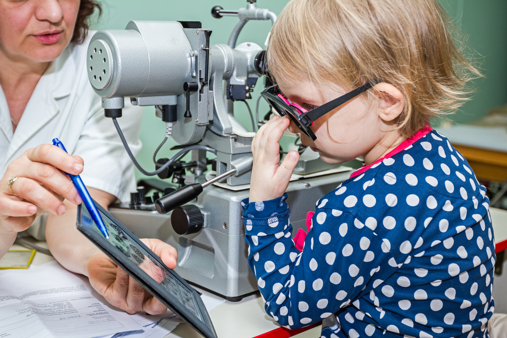 Детская глазная болезнь. Офтальмология дети. Детский окулист. Обследование у офтальмолога детей. Исследование глаза.