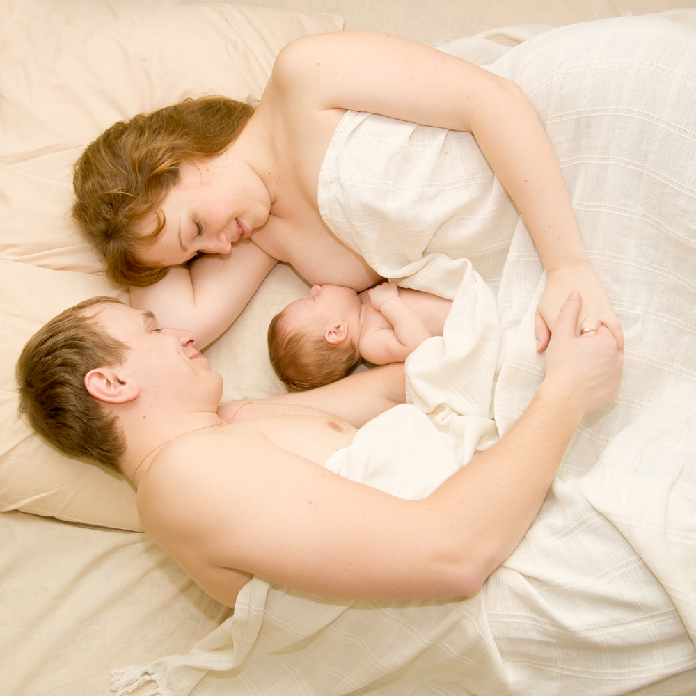 Мама и отец в кровати. Совместный сон. Совместный сон и гв. Позы для совместного сна с грудничком. Спящий малыш и мама.