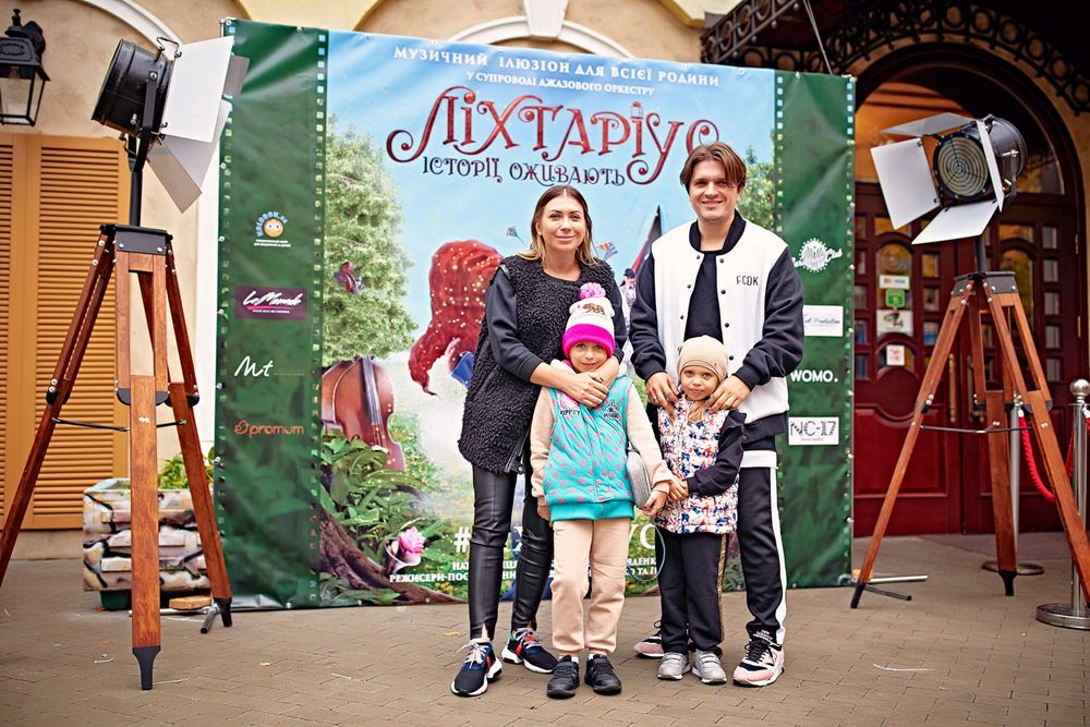 Анатолій Анатоліч із сім'єю на шоу Ліхтаріус